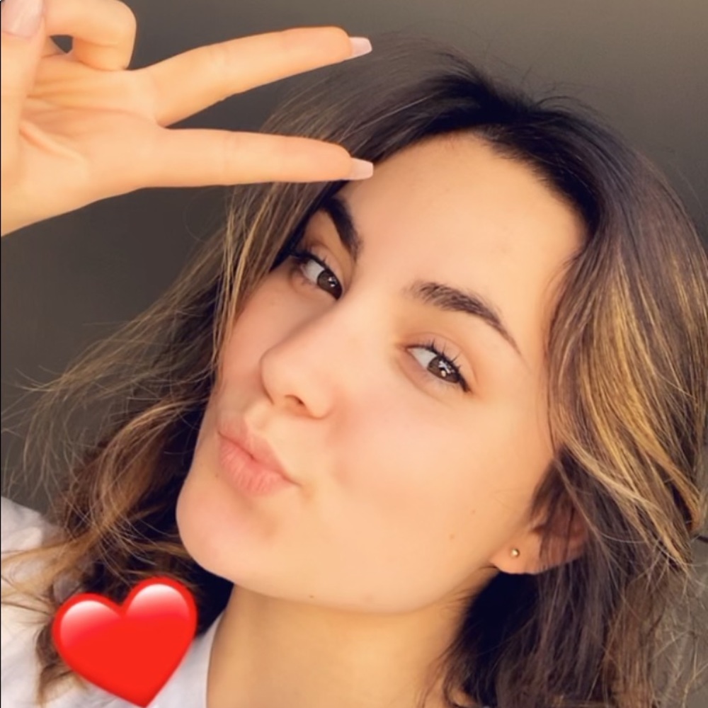 Meet your Posher, Larissa